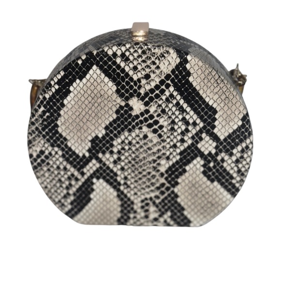 Chic Black and White Snakeskin Pattern Bag - Picture 2 of 7